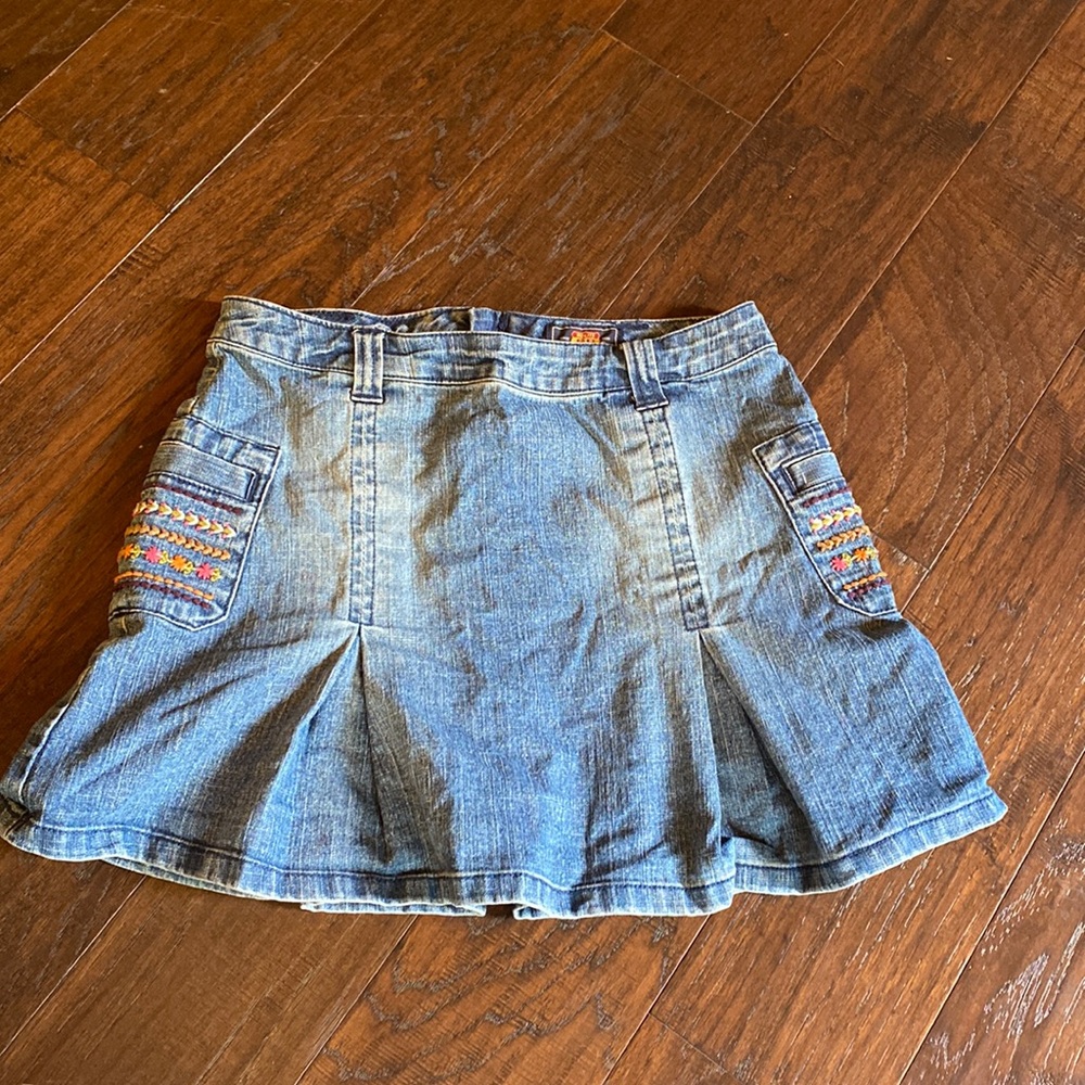 Route 66 pleated embroidered jean denim mini skirt size 14 medium / vintage wash